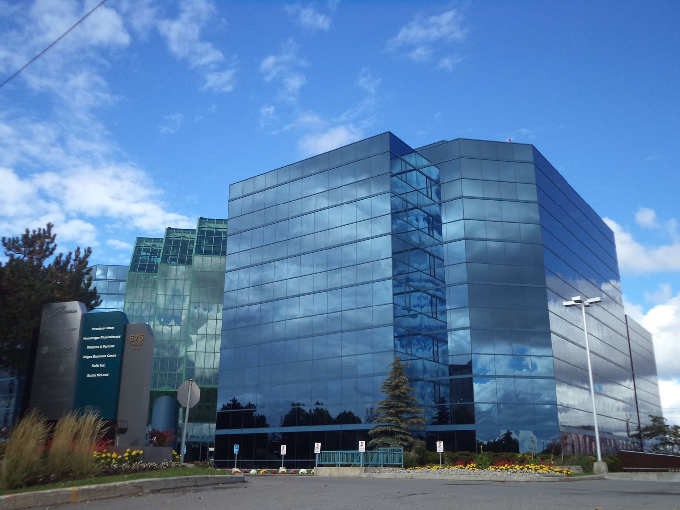 Regus - 675 Cochrane